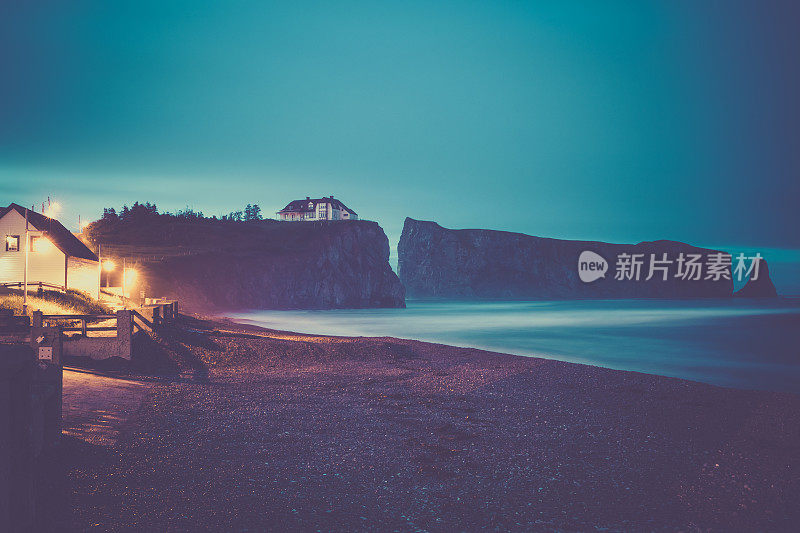 加拿大魁北克省Perce at Night的Perce Rock